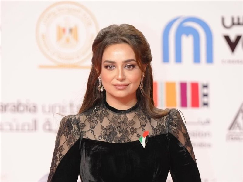 إطلالات ساحرة على السجادة الحمراء في مهرجان القاهرة السينمائي الـ45 واللون الأسود هو المسيطر 