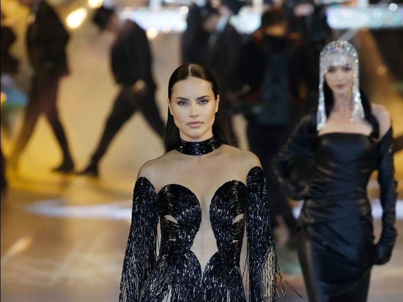 ملائكة فيكتوريا سيكريت في عرض إيلي صعب بالرياض 