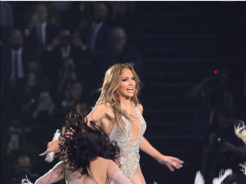 ناقد موضة يعلق على إطلالة جينيفر لوبيز في الرياض 