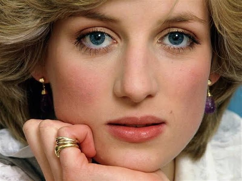 ملابس الليدي ديانا تعرض في قصر كنسينغتون في لندن 