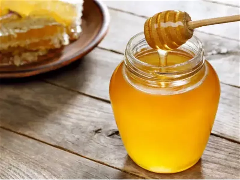 لن تصدق ما تفعله معلقة عسل في جسمك وبشرتك 