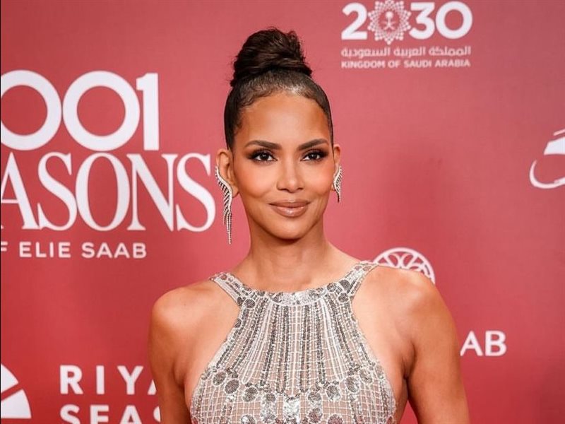 هالي بيري تتألق من علامة المجوهرات المصرية جود بن حليم في احتفالية إيلي صعب بالرياض 