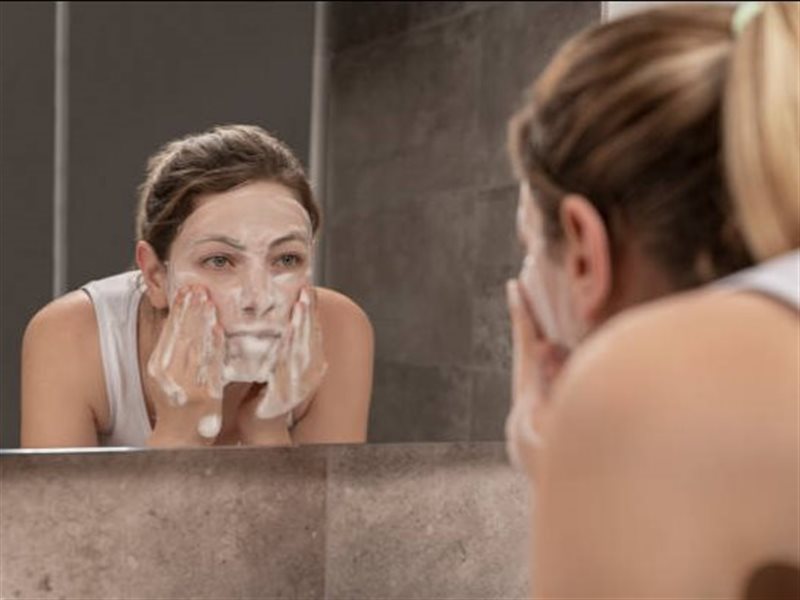 دليلك لاستخدام الغسول لبشرة نظيفة ولامعة 