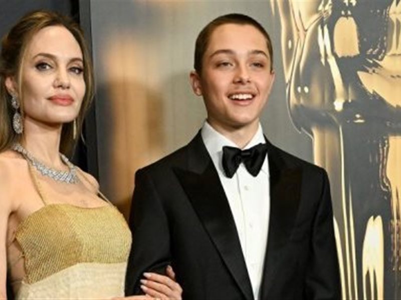 أنجلينا جولي برفقة ابنها على السجادة الحمراء في حفل Governors Awards