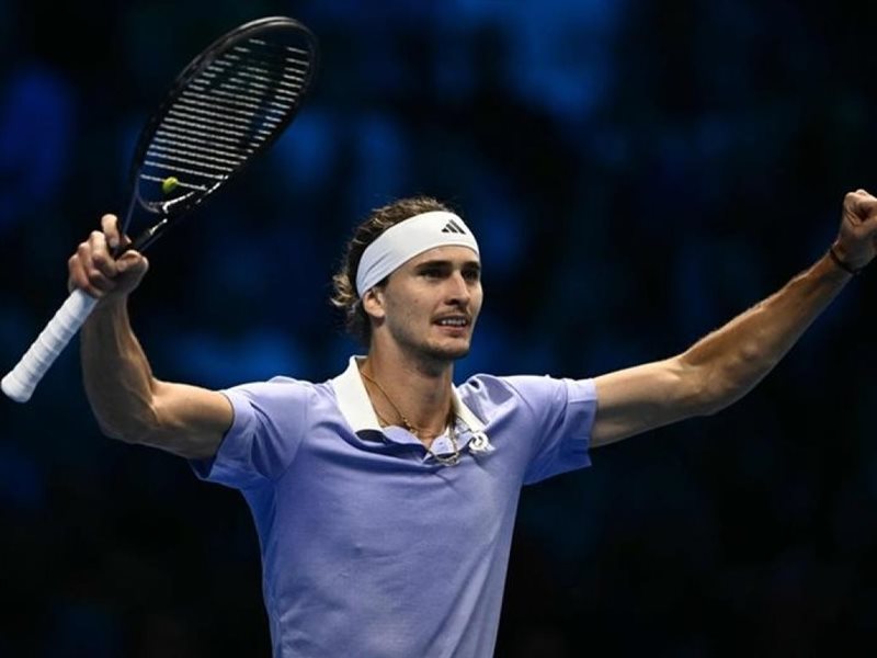 زفيريف يتألق ويضمن مكانه في نصف نهائي البطولة الختامية للتنس