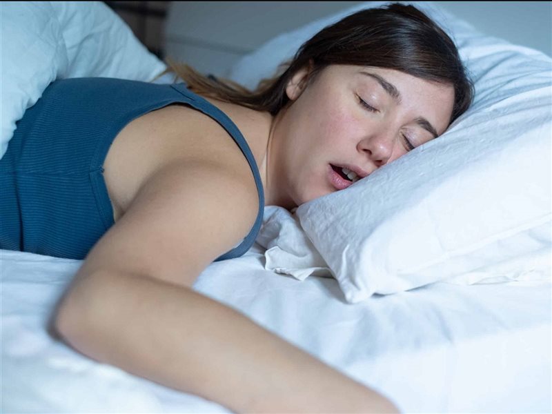 سيلان اللعاب أثناء النوم يحرجك.. تعرف على أسبابه وطرق التخلص منه 