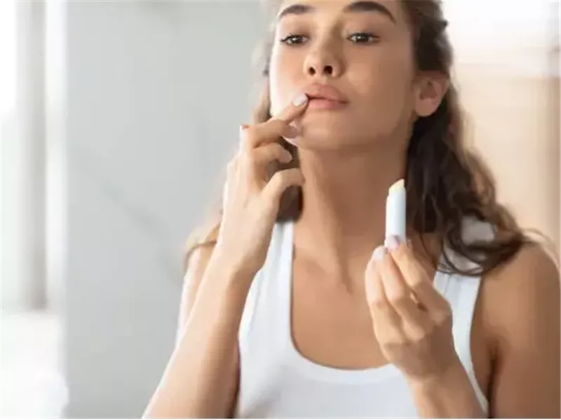 هل من الممكن أن يتسبب مرطب الشفاه في جفافها؟