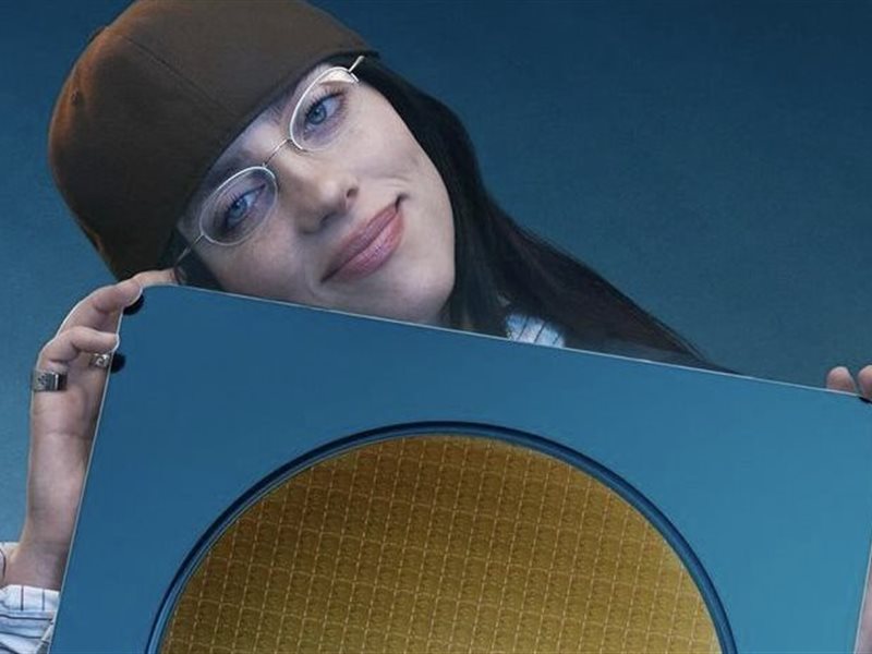 بيلي إيليش تحصل على لقب جائزة Apple Music لأفضل فنانه لعام 2024