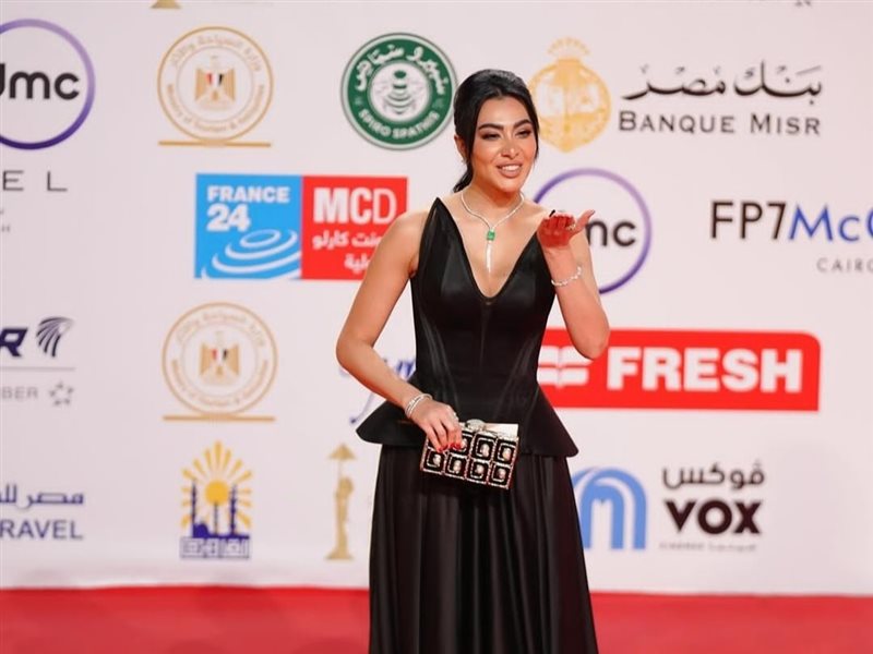 نجمات يتألقن بأزياء ساحرة تنبض بالأناقة والجمال على السجادة الحمراء في ختام القاهرة السينمائي