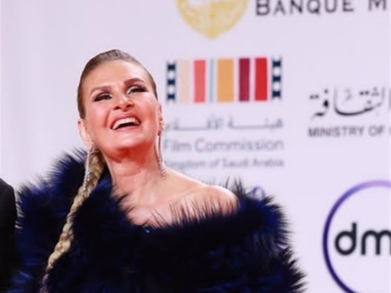 يسرا تخطف الأنظار بإطلالة جذابة في ختام مهرجان القاهرة السينمائي