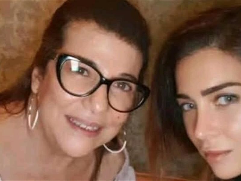 المستشارة الفنية لابنتها.. من هي والدة مي عز الدين؟ 
