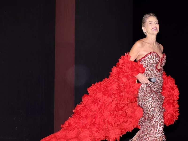 بالورود.. شارون ستون تخطف الأنظار في تورينو السينمائي  