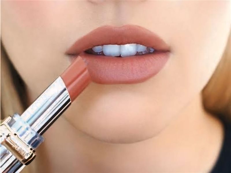 من الأحمر الصريح إلى النيود الداكن.. تألقي بأحدث صيحات أحمر الشفاه لشتاء 2025 