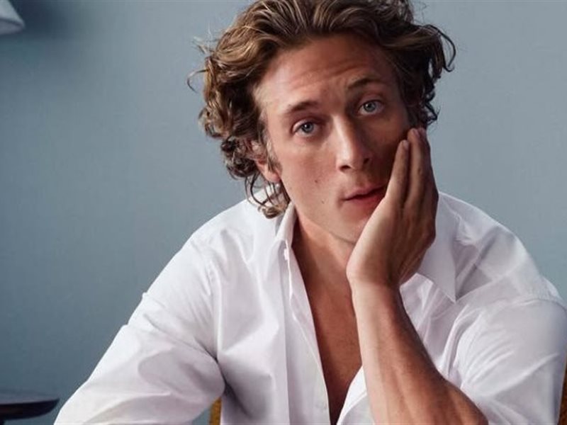 جيريمي ألين وايت يظهر بساطته وأناقته في حملة كالفن كلاين 