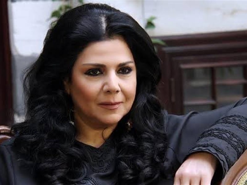 صباح الجزائري تهدي تكريمها من مهرجان الضيافة لسوريا ولبنان وفلسطين