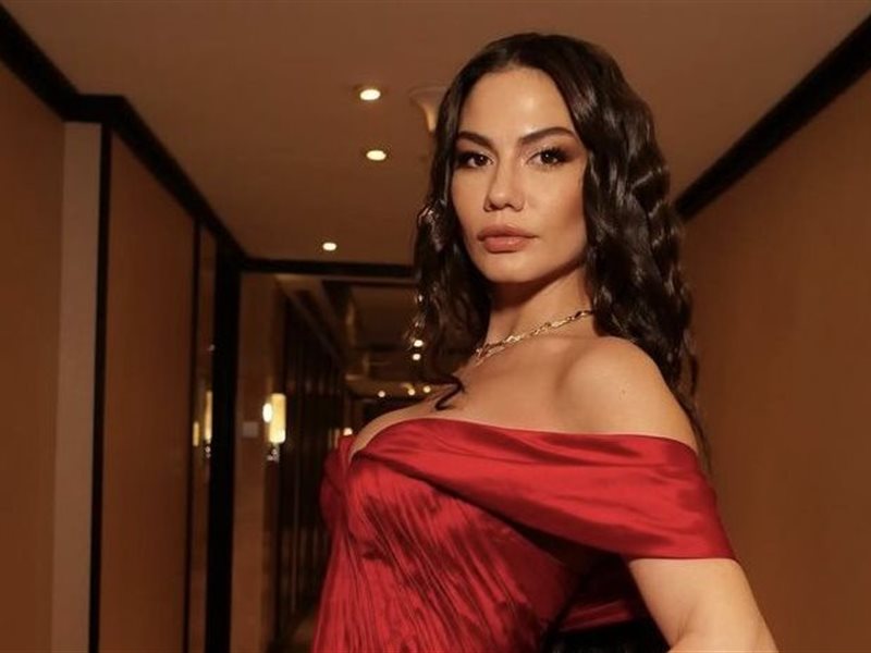 الفنانة التركية ديميت أوزديمير تتحدث باللهجة العربية خلال تكريمها بمهرجان ضيافة