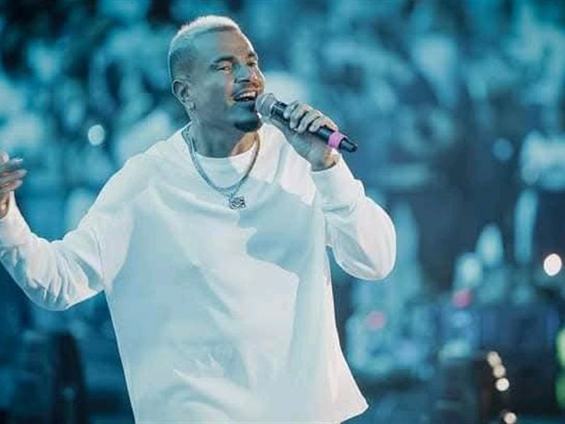 بحضور جماهيري كبير.. عمرو دياب يشعل حفله الغنائي في دبي (صور) 