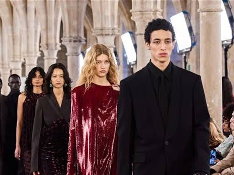 بعد انقطاع عامين.. Lanvin تعود إلى منصات عروض الأزياء