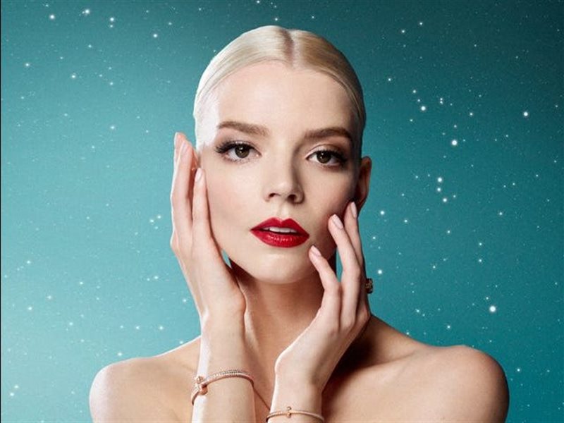 أنيا تايلور جوي في حملة موسم الأعياد لمجوهرات تيفاني آند كو 