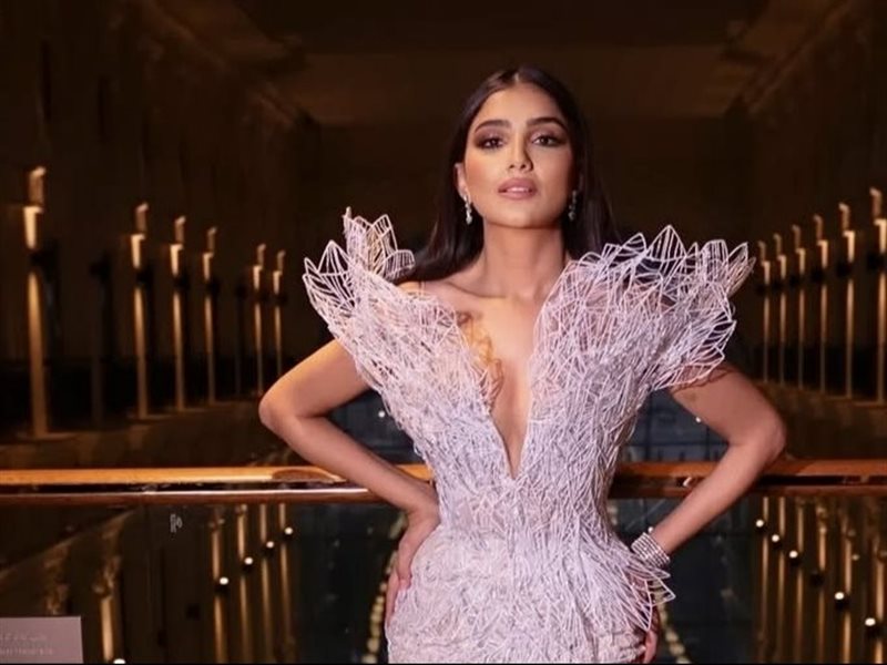 مي عمر تخطف الأنظار بإطلالة مميزة من توقيع طوني ورد في افتتاح مهرجان البحر الأحمر السينمائي 