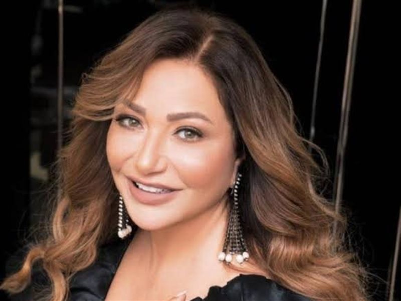 ليلى علوي تخطف الأنظار بفستان أسود قطيفة من تصميم هاني البحيري في افتتاح مهرجان البحر الأحمر السينمائي 