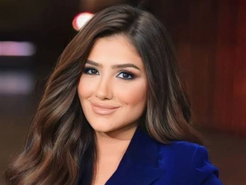 مي عمر بفستان ذهبي من توقيع أنطوان قارح في مهرجان البحر الأحمر السينمائي 