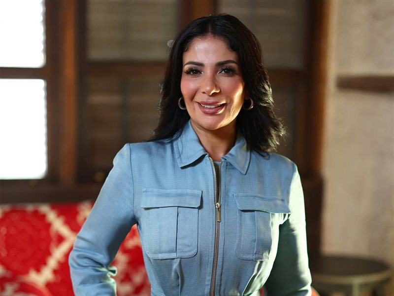 منى زكي تتألق في مهرجان البحر الأحمر بتوقيع إيلي صعب 