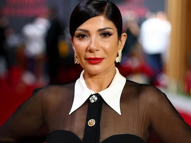 فستان فيرساتشي يجمع جيجي حديد وسلينا غوميز ومنى زكي  