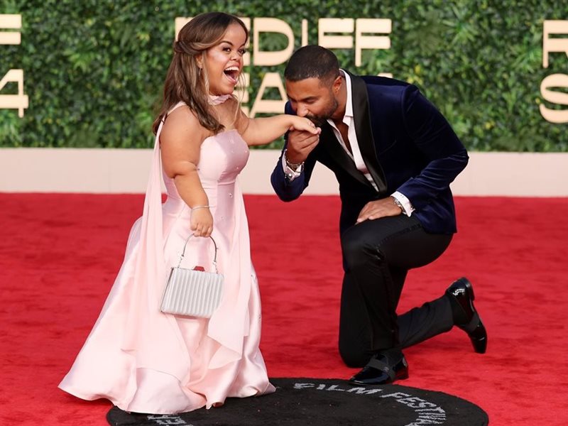 قبلة يد من كريم فهمي.. لقطات من السجادة الحمراء لفيلم سنو وايت بمهرجان البحر الأحمر 