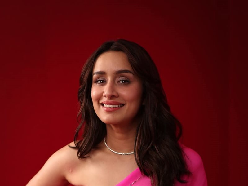 شرادا كابور تتألق بالوردى في مهرجان البحر الأحمر السينمائي الدولي