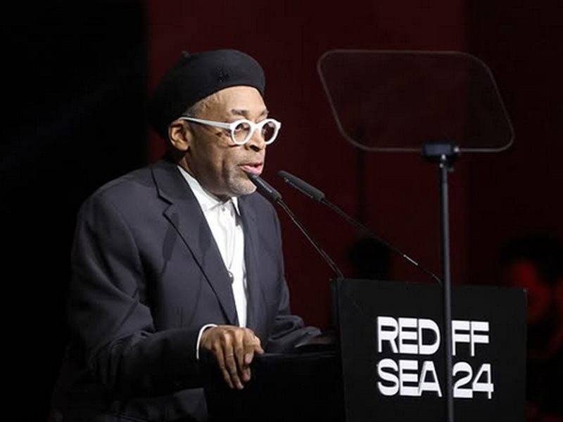 المخرج سبايك لي: منبهر بتطور مهرجان البحر الأحمر.. وفخور بتصوير مراسم الحج  