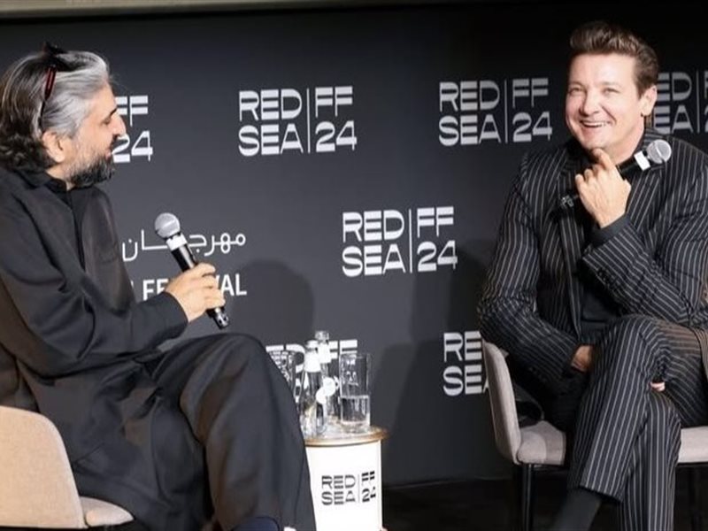 جيريمي رينر يروي قصة نجاته من الموت ويشيد بتطور السينما السعودية في مهرجان البحر الأحمر