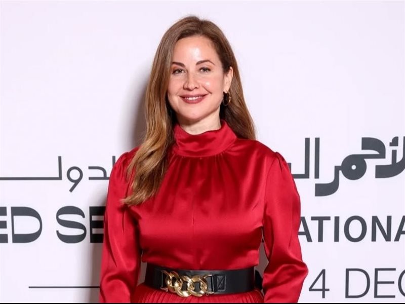 ريا أبي راشد تتألق بالأحمر في ندوة حوارية مع بريانكا شوبرا في مهرجان البحر الأحمر السينمائي  