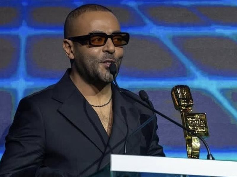 جوائز بيلبورد.. تامر عاشور يحصد جائزة أغنية العام عن 