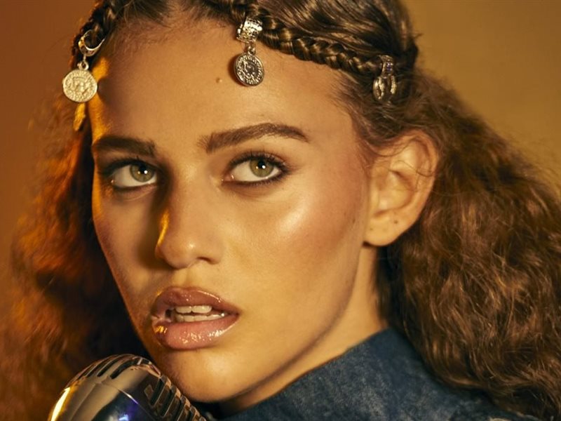 إليانا تحصد جائزة 