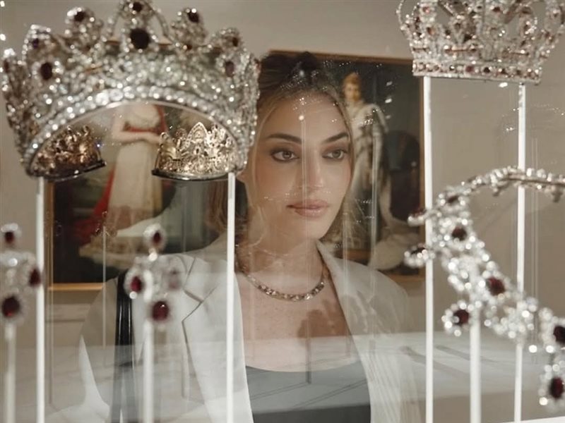 كارن وازن تتألق بمجوهرات شوميه خلال زيارتها للمعرض في الدوحة 