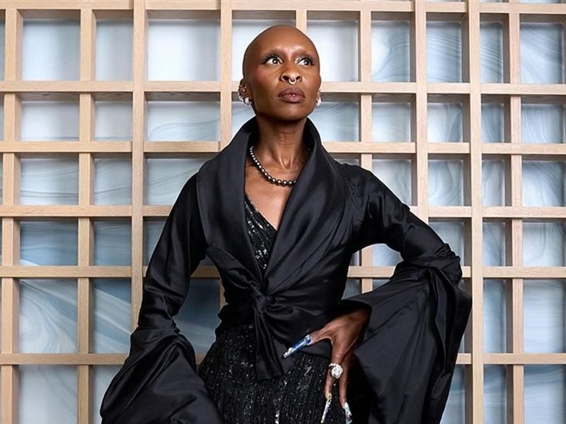  سينثيا إريفو بإطلالة جذابة من توقيع إيلي صعب  