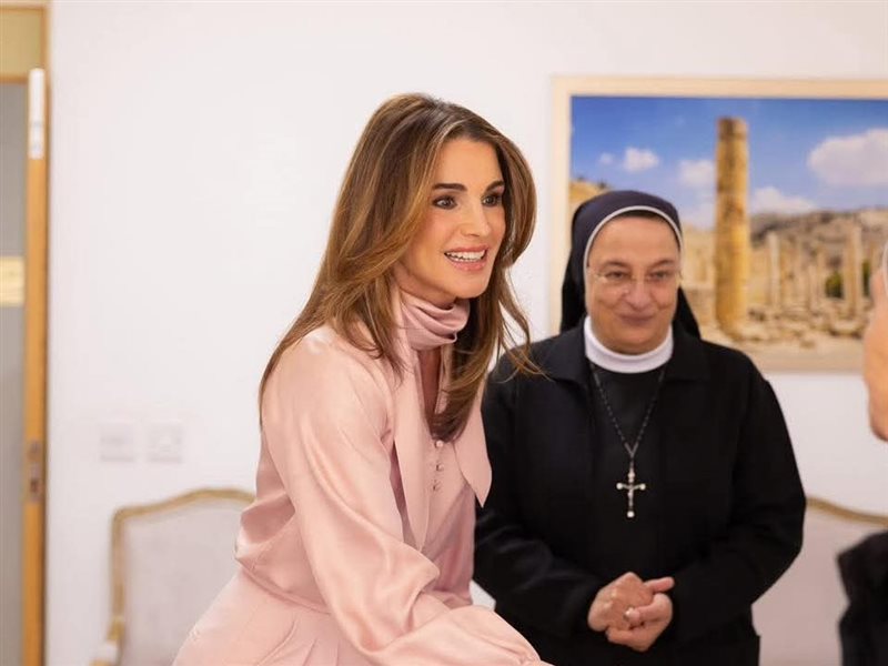 الملكة رانيا تتألق بإطلالة وردية وتحتفل بعيد الميلاد في بيت الزيارة 