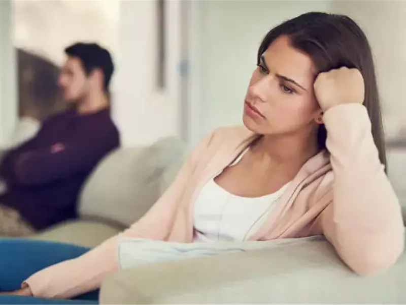 أعراض تكشف تعرضك للاكتئاب.. هل تختلف بين الرجال والنساء؟  