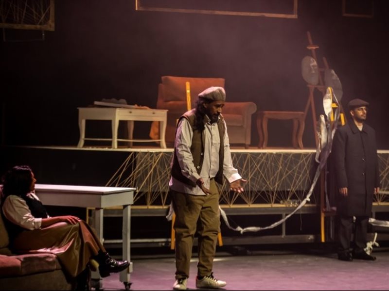 مسرحيتا إمبراطورية منخوليا وهذيان تخطفان الأضواء في مهرجان الرياض للمسرح 