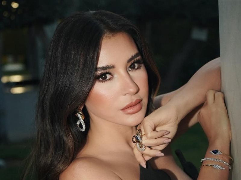 ماغي بو غصن تتألق بإطلالة سوداء ساحرة فى مهرجان الأفضل  