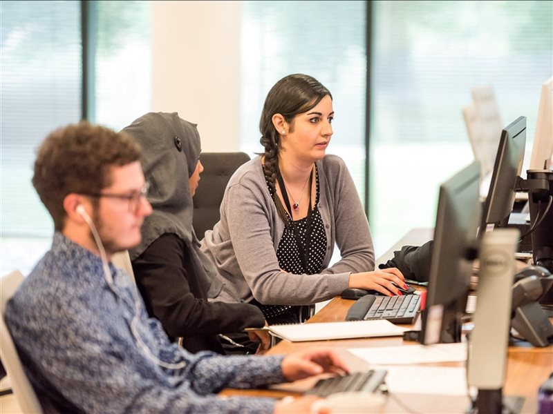 الجلوس لفترات طويلة أضراره خطيرة.. كيف يمكن التغلب عليها؟ 