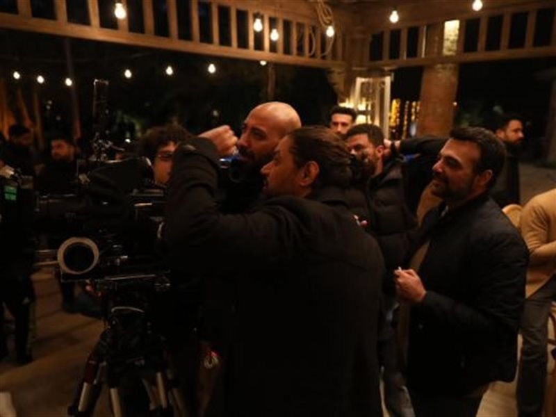 عمرو محمود ياسين يشارك صورة من كواليس مسلسل «وتقابل حبيب»