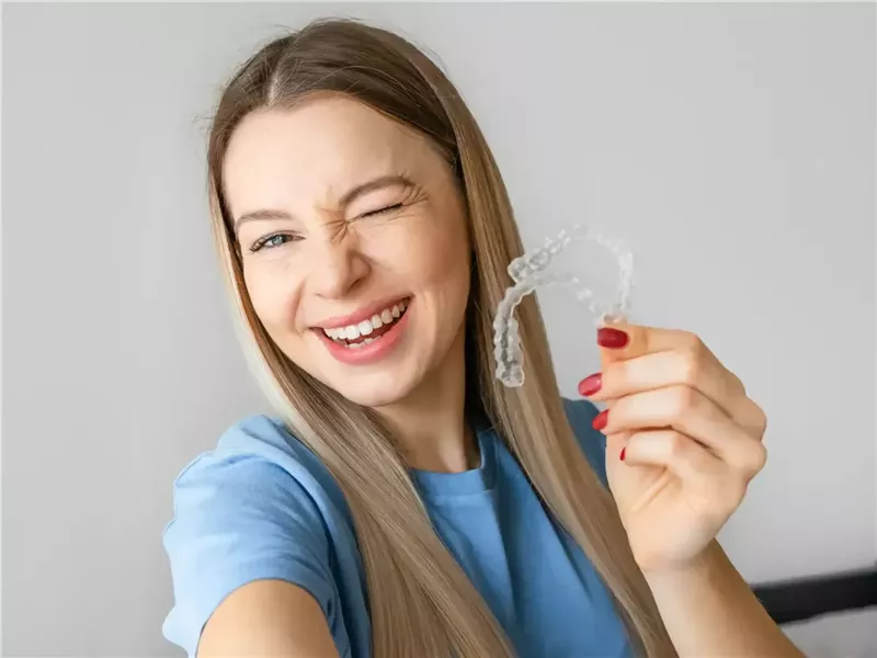 هل التقويم الشفاف فعال مثل المعدني؟ 