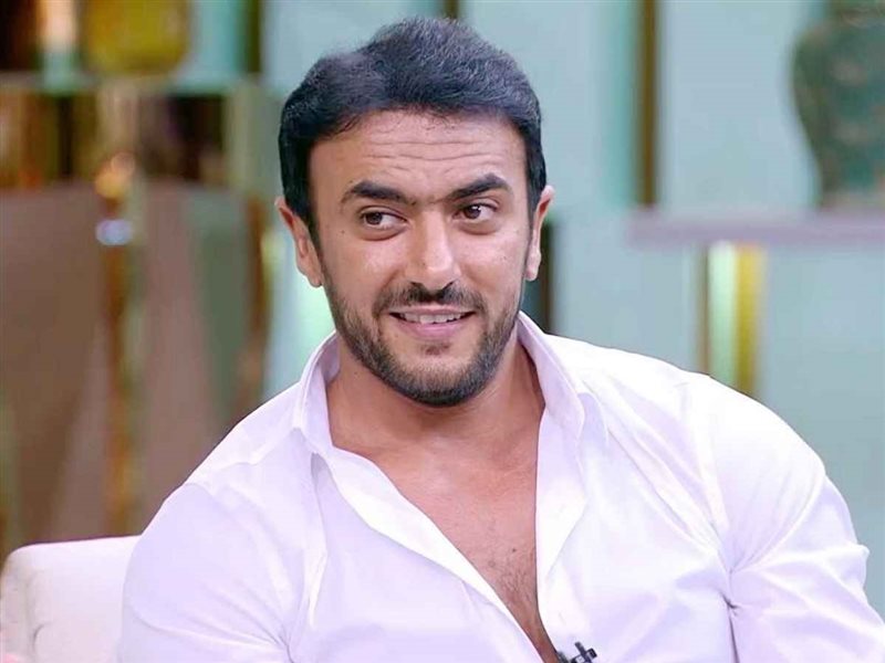 أحمد العوضي يشارك فيديو مع جمهوره أثناء تصوير مسلسل 