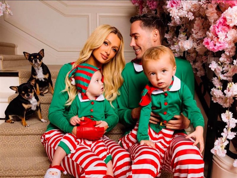 باريس هيلتون تشارك متابعيها لقطات مع أسرتها في احتفالات عيد الميلاد بالمنزل