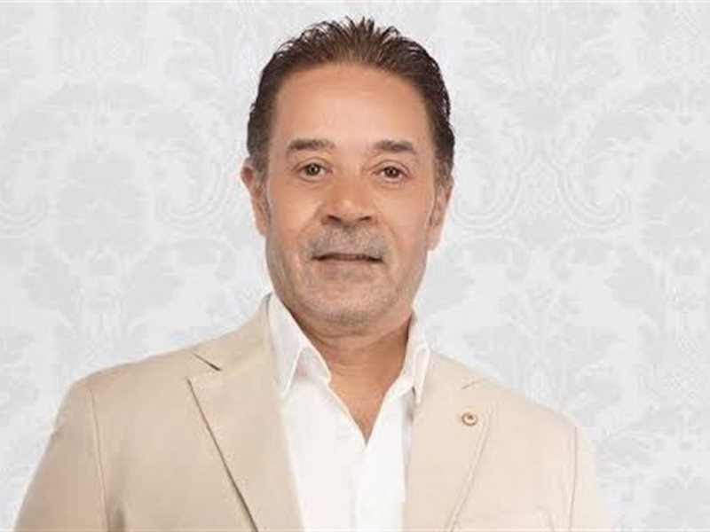 مدحت صالح يتسلم جائزة 