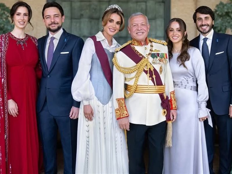 الملكة رانيا تشارك أمنياتها للعام الجديد بصورة مع العائلة: 