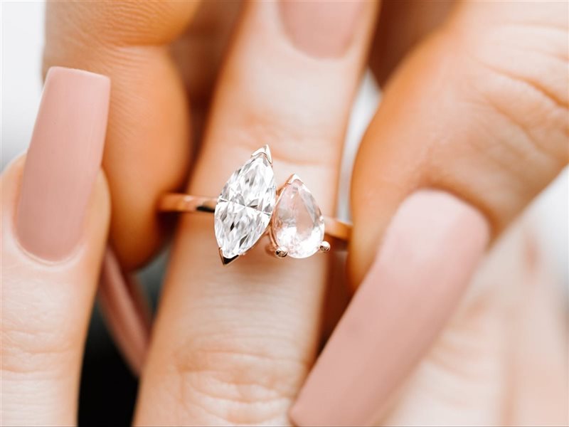 اتجاهات خواتم الخطوبة التي ستراها في كل مكان في عام 2025 