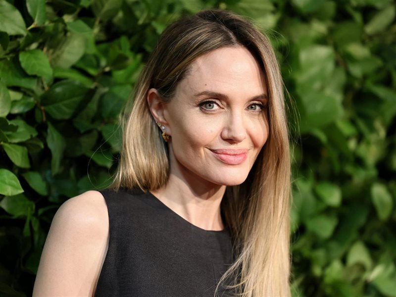 أنجلينا جولي بين الفن والإنسانية رمز للتضامن العالمي 